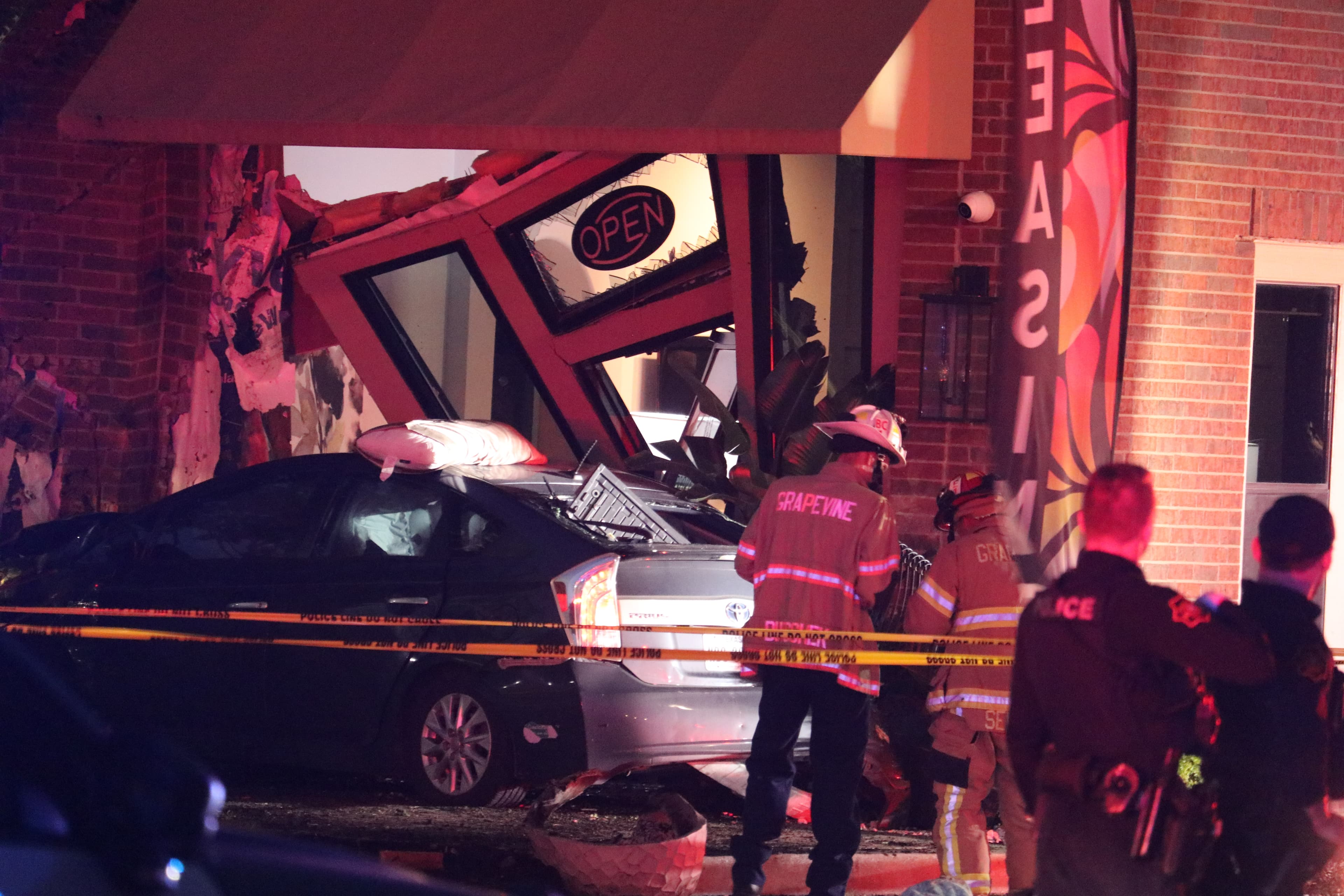 Car slams into apartment building in Grapevine